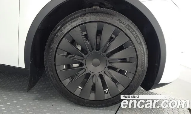 Tesla Model Y — Фото автомобиля 6