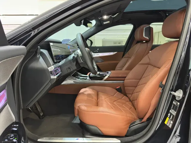 BMW i7 — Фото автомобиля 7
