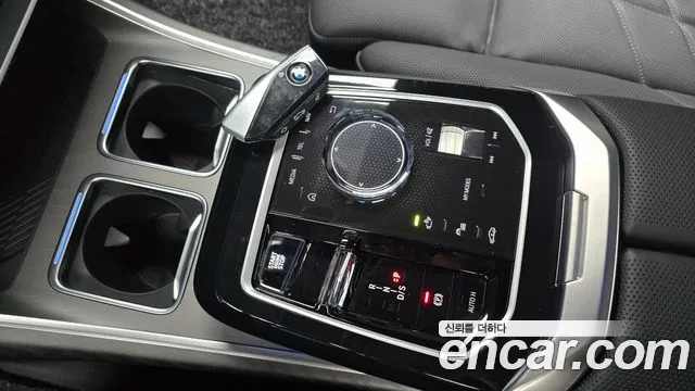 BMW 7-Series 7 серия (G70) 740i xDrive Classic Silver Edition — Фото автомобиля 9