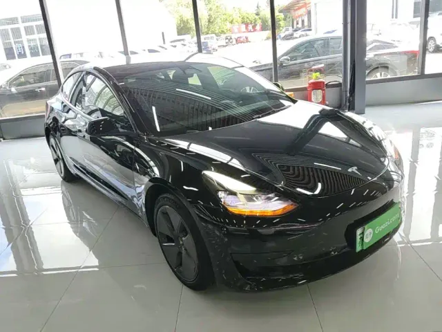 Tesla Model 3 — Фото автомобиля 3