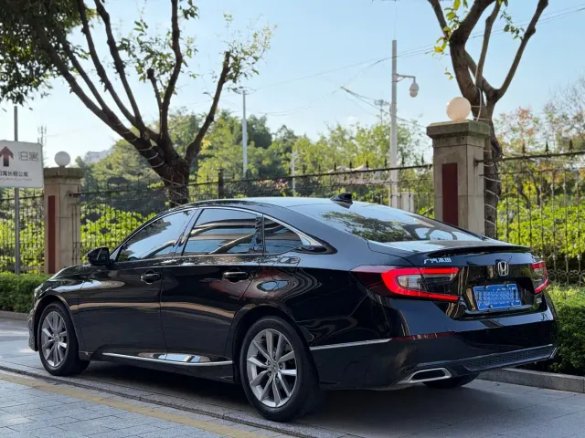 Honda Accord — Фото автомобиля 3