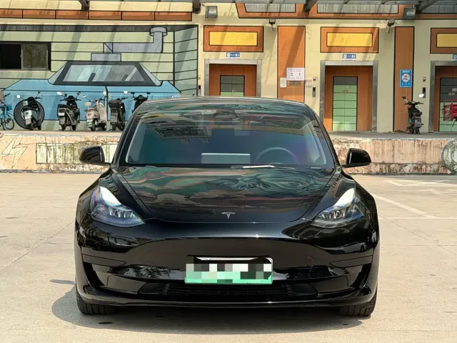 Tesla Model 3 — Фото автомобиля 2
