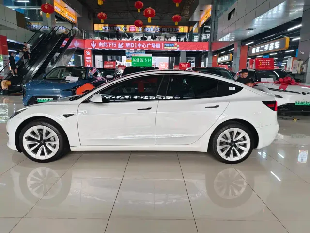Tesla Model 3 — Фото автомобиля 17