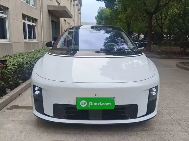 Li Auto i8 — Фото автомобиля 2