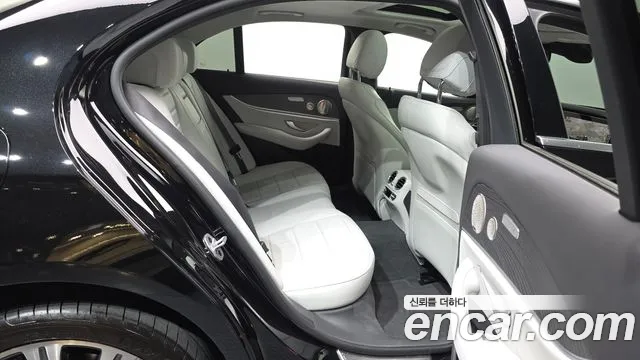 Mercedes-Benz E-Class — Фото автомобиля 18