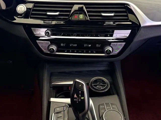 BMW 5 Series — Фото автомобиля 12