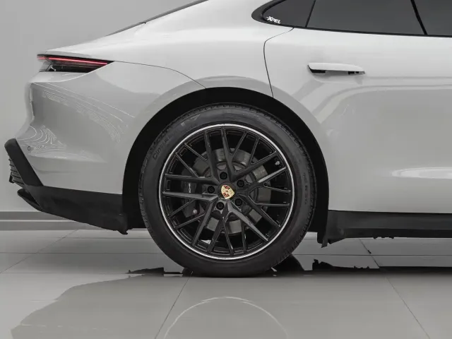 Porsche Taycan — Фото автомобиля 14