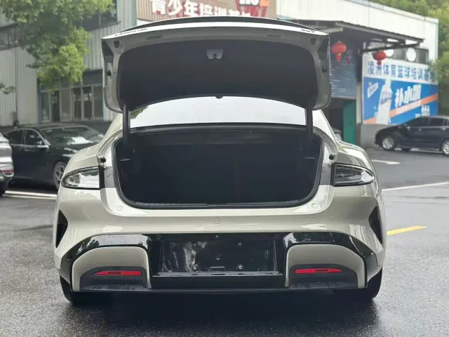 Xiaomi SU7 — Фото автомобиля 9