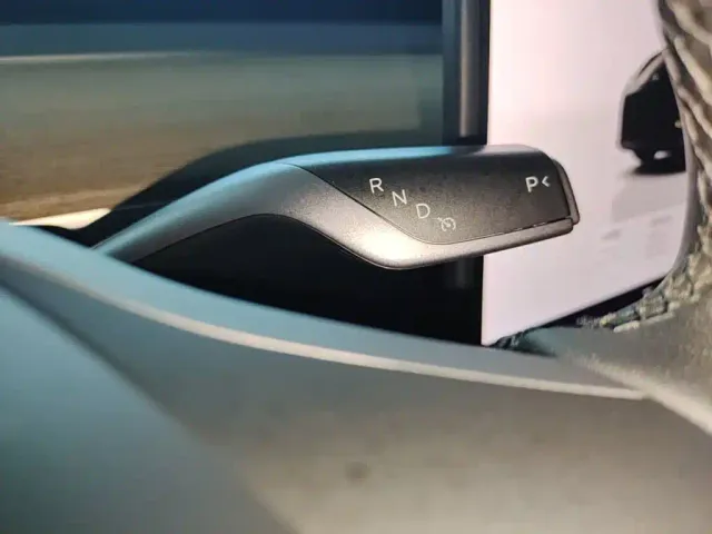 Tesla Model Y — Фото автомобиля 13