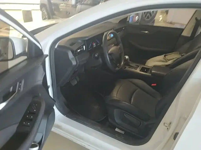 Roewe i5 — Фото автомобиля 15