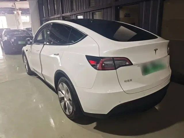 Tesla Model Y — Фото автомобиля 4
