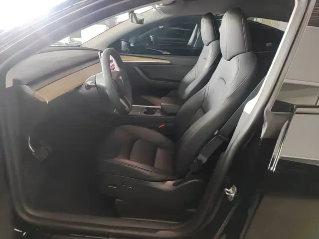Tesla Model Y — Фото автомобиля 14