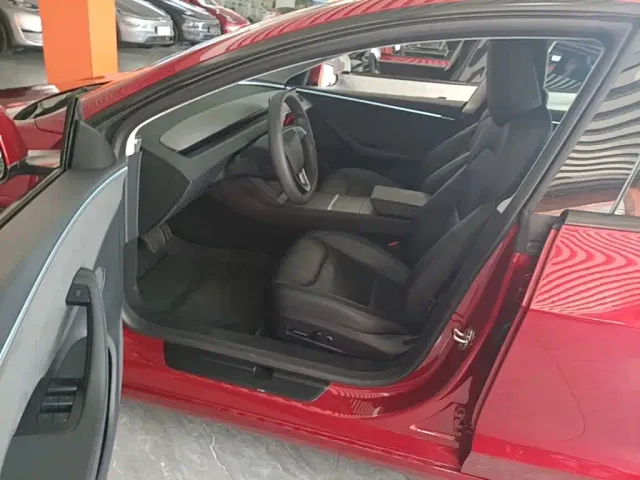 Tesla Model 3 — Фото автомобиля 15