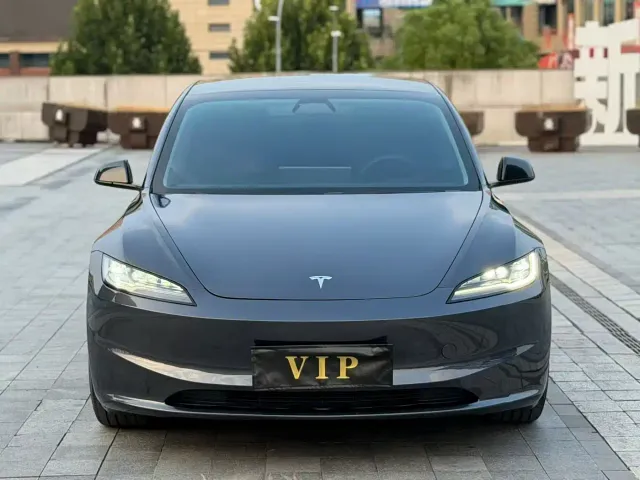 Tesla Model 3 — Фото автомобиля 2