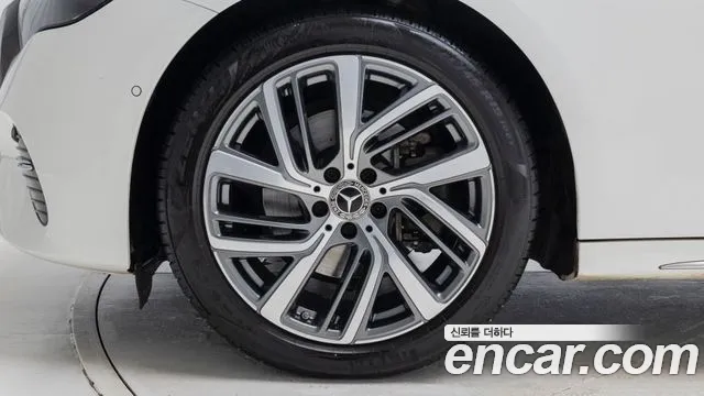 Mercedes-Benz E-Class — Фото автомобиля 5