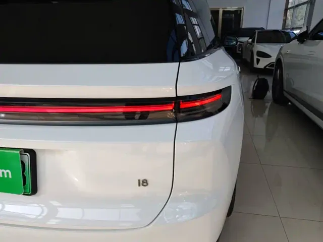 Li Auto i8 — Фото автомобиля 7