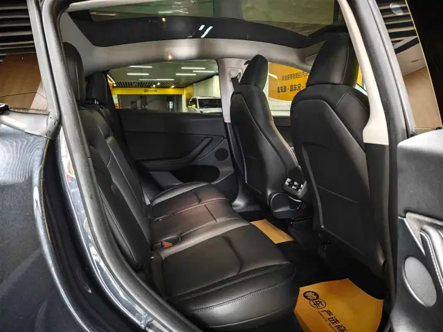 Tesla Model Y — Фото автомобиля 11
