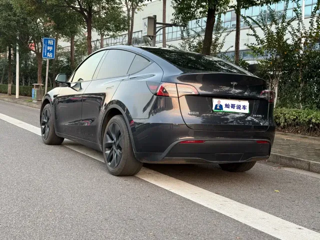 Tesla Model Y — Фото автомобиля 11