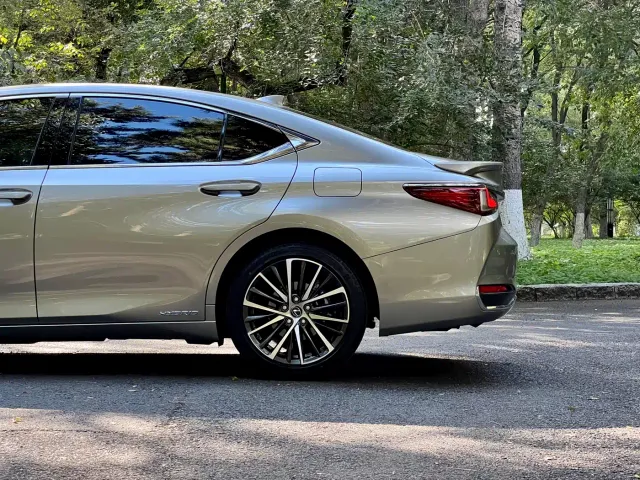 Lexus ES — Фото автомобиля 15
