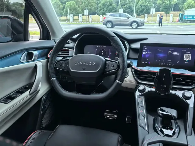 Lynk & Co Lynk & Co 06 2020 1.5T Halo — Фото автомобиля 14