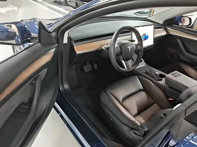 Tesla Model 3 — Фото автомобиля 15