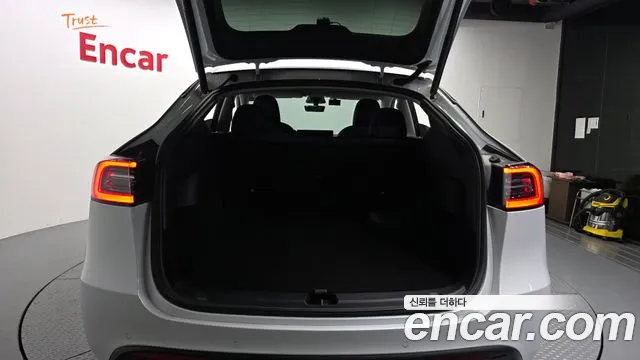 Tesla Model Y — Фото автомобиля 20