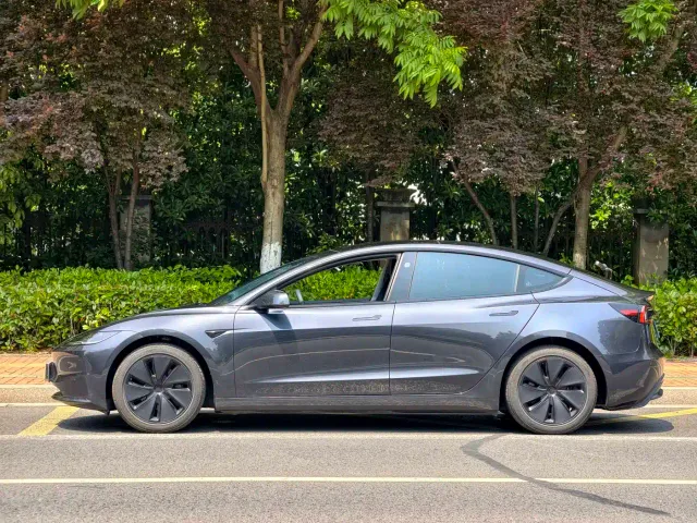 Tesla Model 3 — Фото автомобиля 4