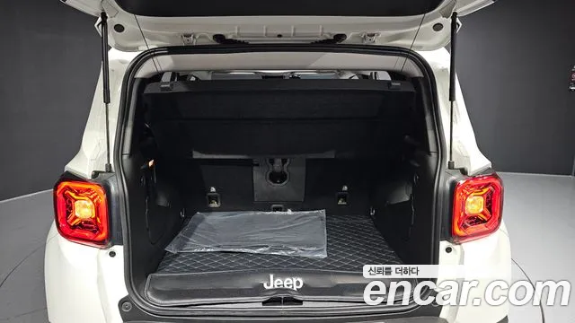 Jeep Renegade — Фото автомобиля 20
