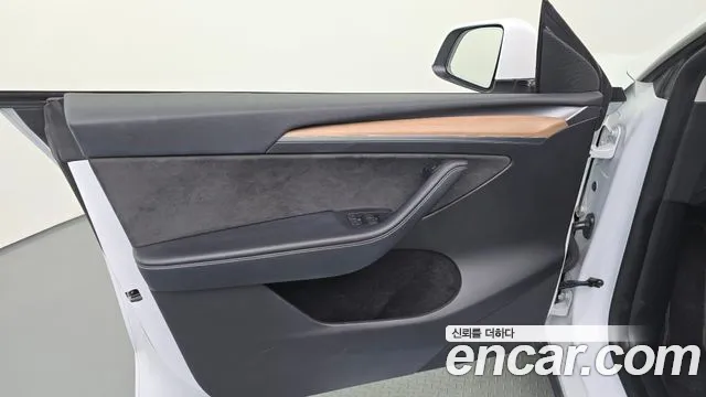 Tesla Model Y — Фото автомобиля 13