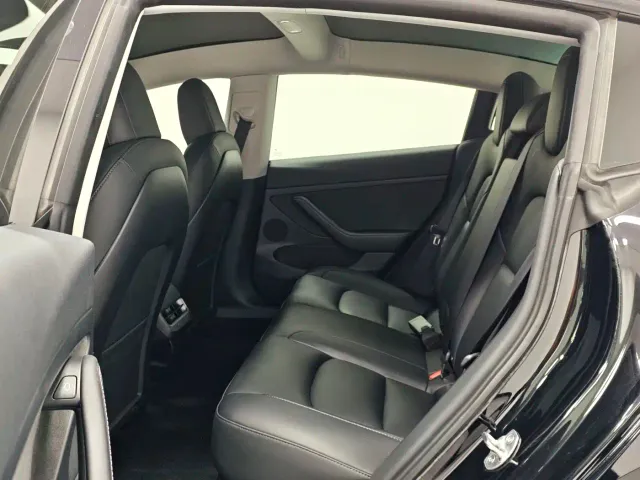 Tesla Model 3 — Фото автомобиля 15