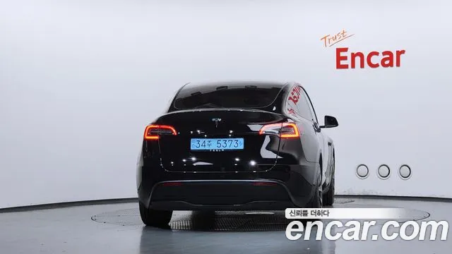 Tesla Model Y — Фото автомобиля 4
