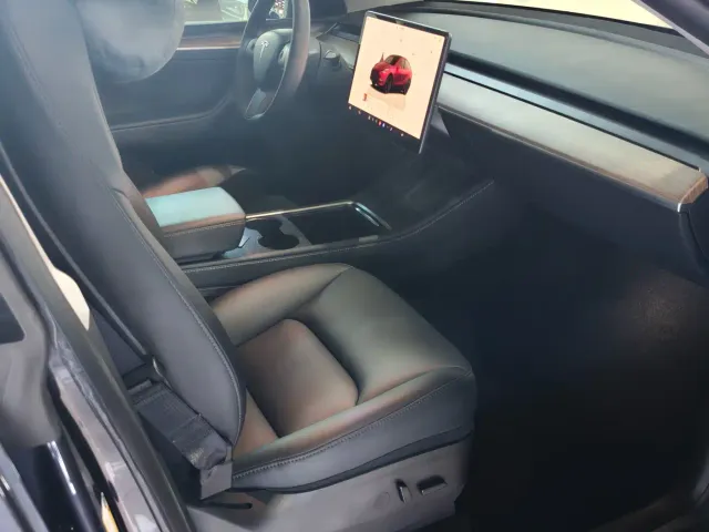 Tesla Model Y — Фото автомобиля 9