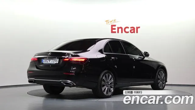 Mercedes-Benz E-Class — Фото автомобиля 2