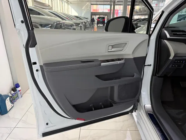 Toyota Sienna — Фото автомобиля 5