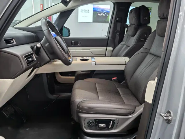 Li Auto MEGA — Фото автомобиля 4