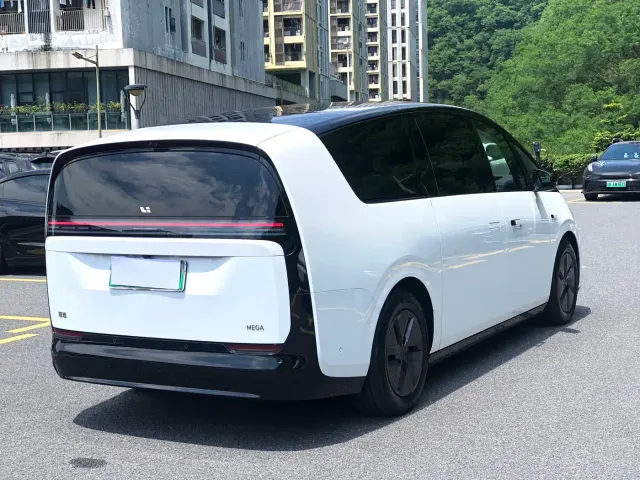 Li Auto MEGA — Фото автомобиля 7