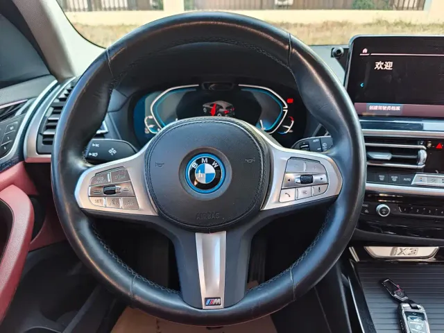 BMW iX3 — Фото автомобиля 12