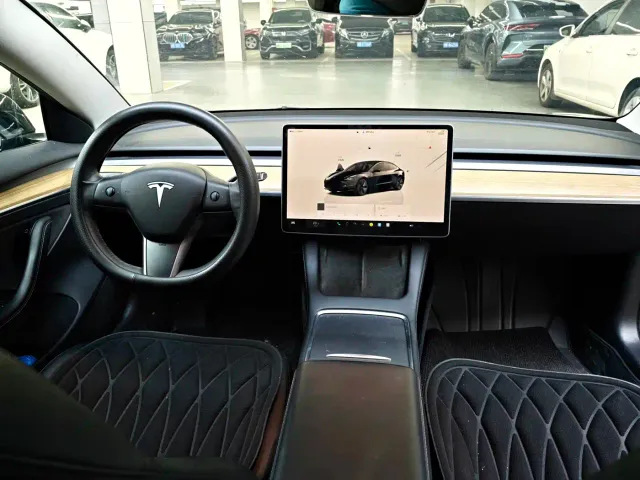 Tesla Model 3 — Фото автомобиля 7