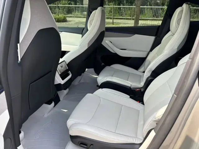 Tesla Model Y L — Фото автомобиля 10