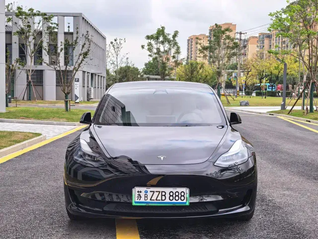 Tesla Model 3 — Фото автомобиля 2