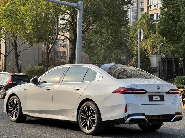 BMW 5 Series — Фото автомобиля 6