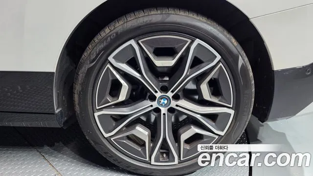 BMW iX — Фото автомобиля 21
