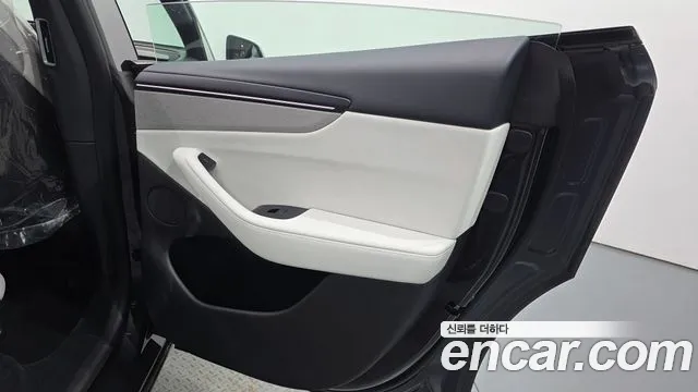 Tesla Model Y — Фото автомобиля 25