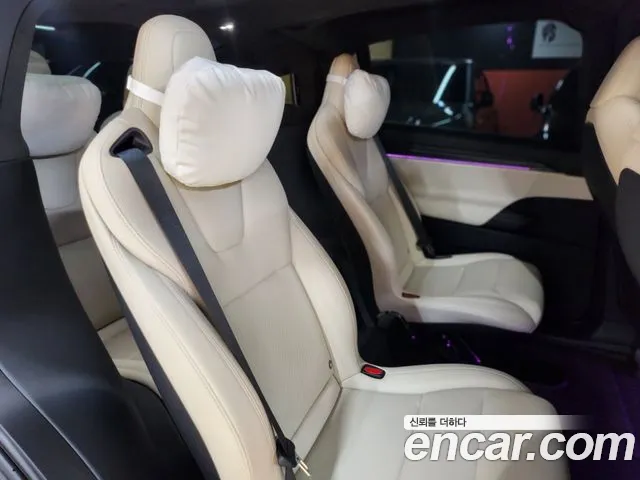 Tesla Model X — Фото автомобиля 11