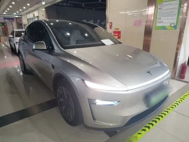 Tesla Model Y L — Фото автомобиля 3