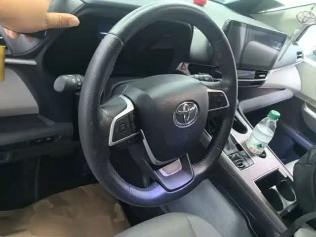 Toyota Sienna — Фото автомобиля 6