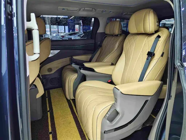 Denza D9 — Фото автомобиля 10