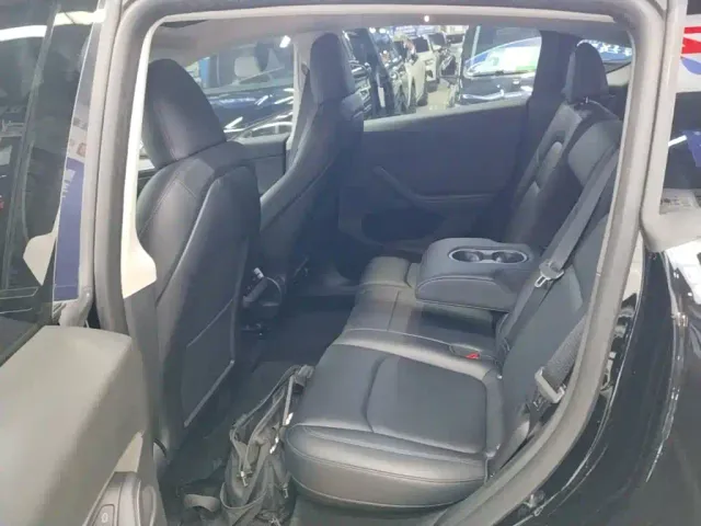 Tesla Model Y — Фото автомобиля 16