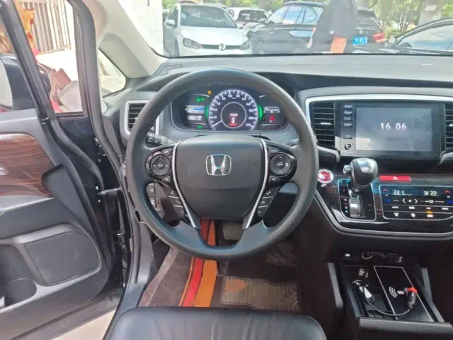 Honda Odyssey — Фото автомобиля 10