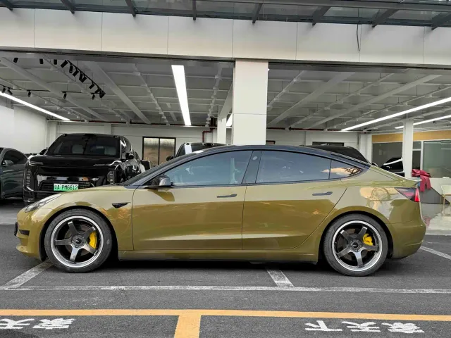 Tesla Model 3 — Фото автомобиля 5